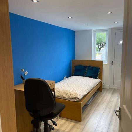 One Bedroom In Spacious Bungalow, Free Parking & Private Entrance EDI Buitenkant foto