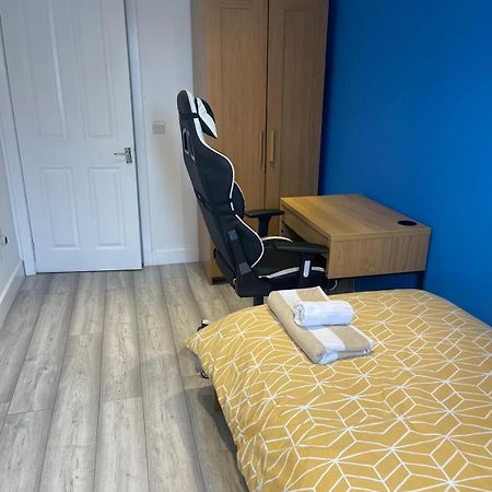 One Bedroom In Spacious Bungalow, Free Parking & Private Entrance EDI Buitenkant foto
