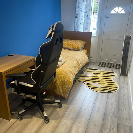One Bedroom In Spacious Bungalow, Free Parking & Private Entrance EDI Buitenkant foto