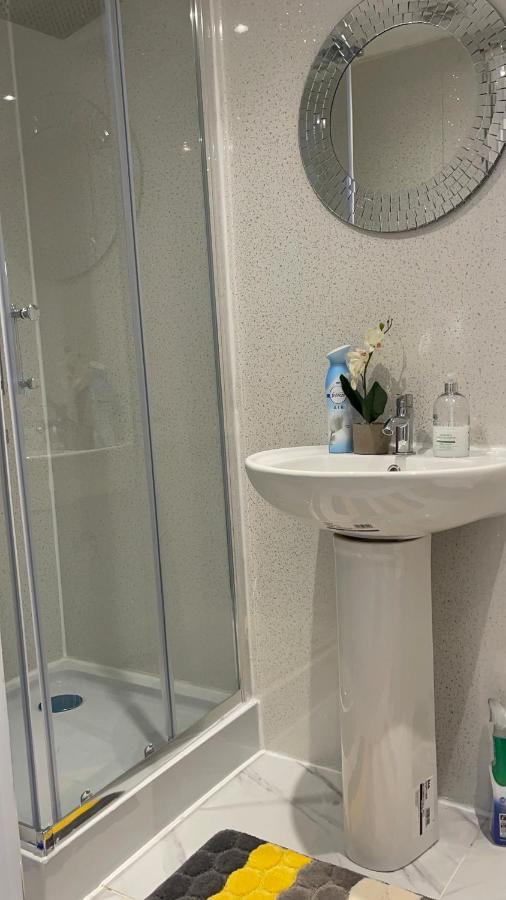 One Bedroom In Spacious Bungalow, Free Parking & Private Entrance EDI Buitenkant foto