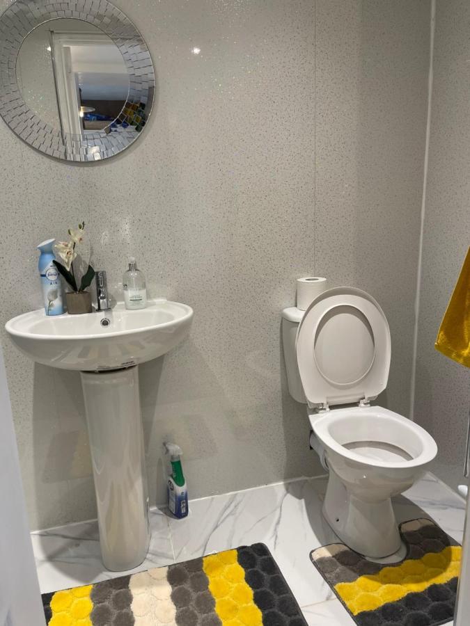 One Bedroom In Spacious Bungalow, Free Parking & Private Entrance EDI Buitenkant foto