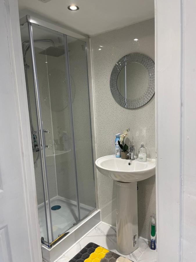 One Bedroom In Spacious Bungalow, Free Parking & Private Entrance EDI Buitenkant foto