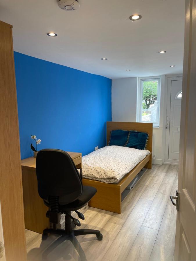 One Bedroom In Spacious Bungalow, Free Parking & Private Entrance EDI Buitenkant foto