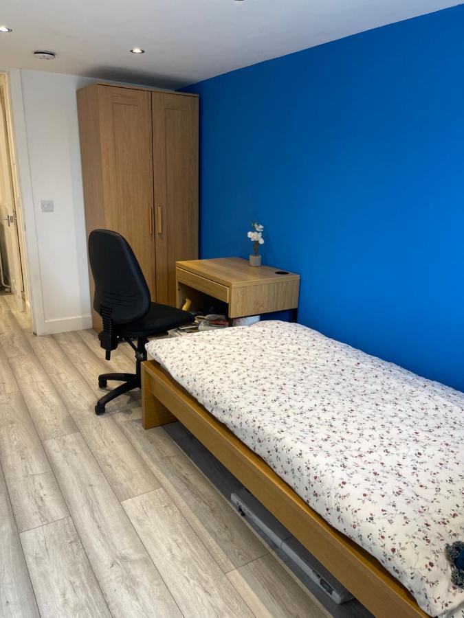 One Bedroom In Spacious Bungalow, Free Parking & Private Entrance EDI Buitenkant foto