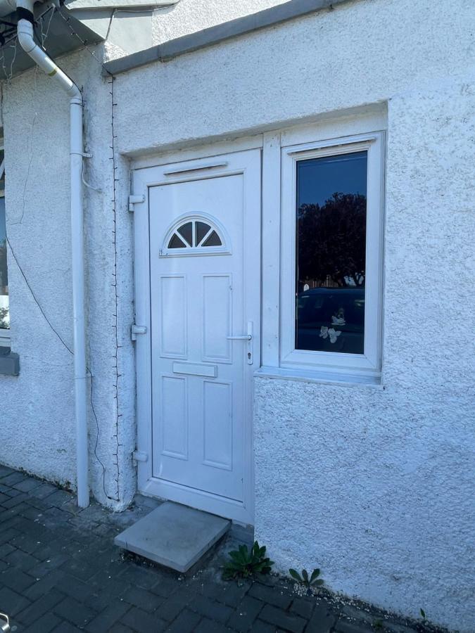 One Bedroom In Spacious Bungalow, Free Parking & Private Entrance EDI Buitenkant foto
