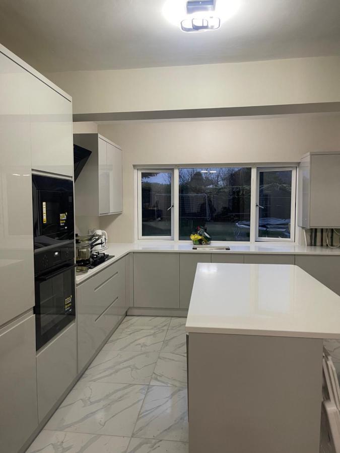 One Bedroom In Spacious Bungalow, Free Parking & Private Entrance EDI Buitenkant foto