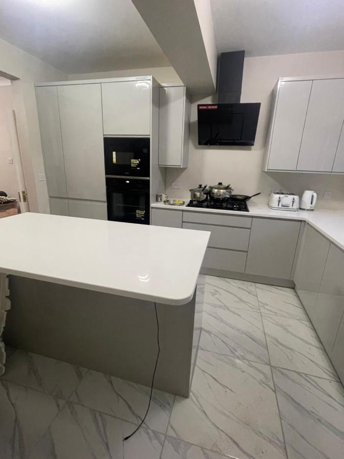 One Bedroom In Spacious Bungalow, Free Parking & Private Entrance EDI Buitenkant foto