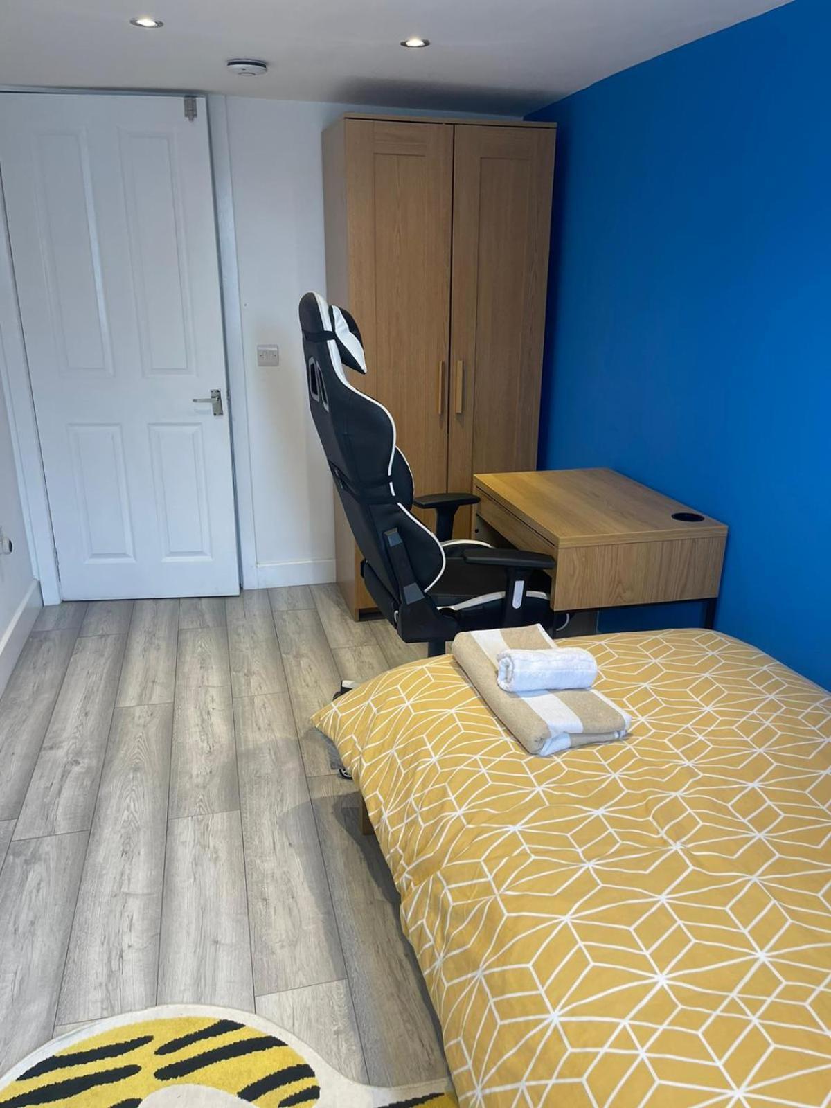One Bedroom In Spacious Bungalow, Free Parking & Private Entrance EDI Buitenkant foto