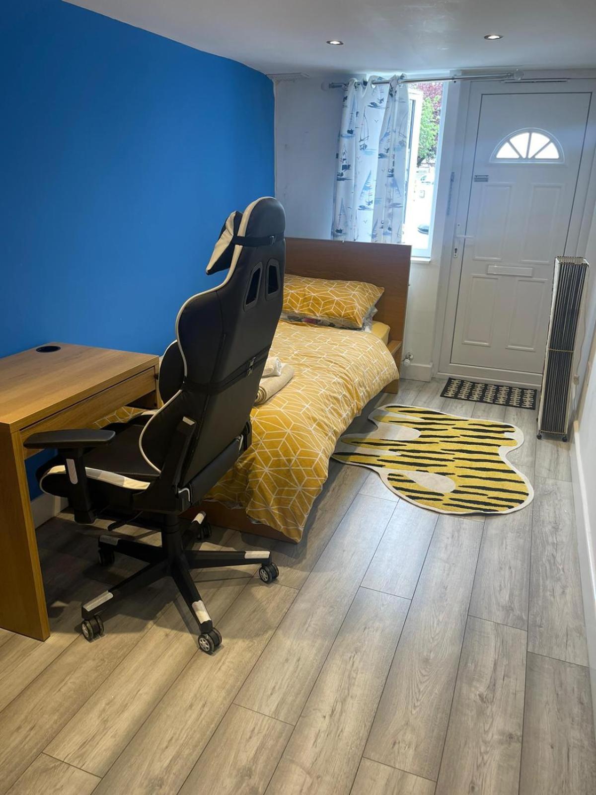 One Bedroom In Spacious Bungalow, Free Parking & Private Entrance EDI Buitenkant foto